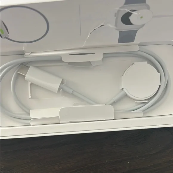 NWT Apple Watch SE (2nd Gen) w/ GPS 40mm - Picture 10 of 15